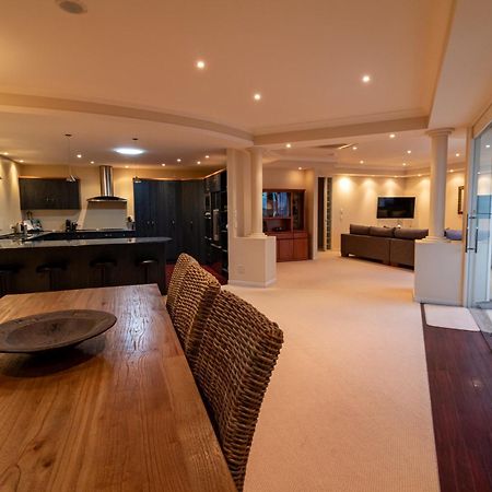 Large Luxury Apartment Located Right In Town Taupo Bagian luar foto