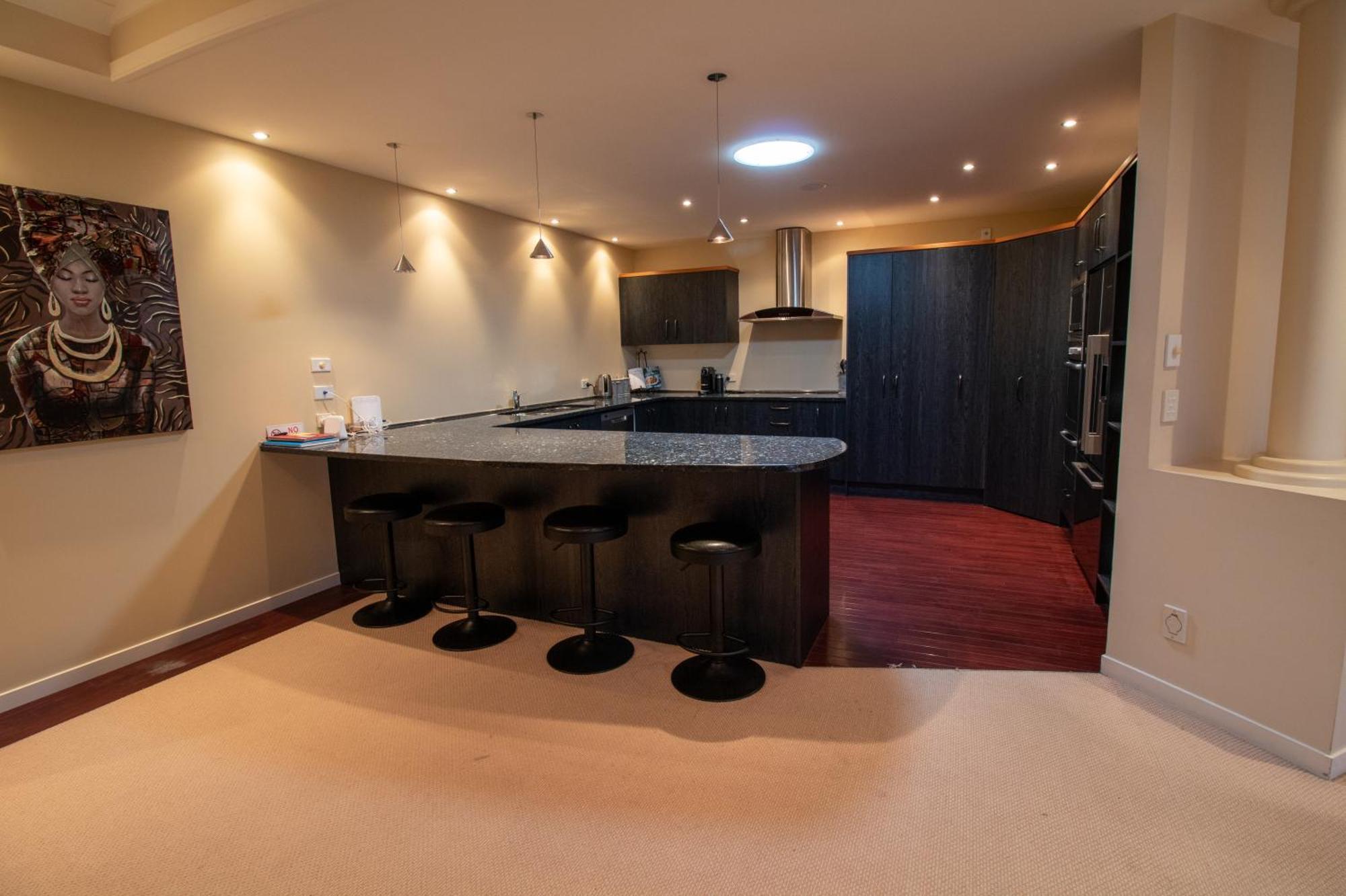 Large Luxury Apartment Located Right In Town Taupo Bagian luar foto