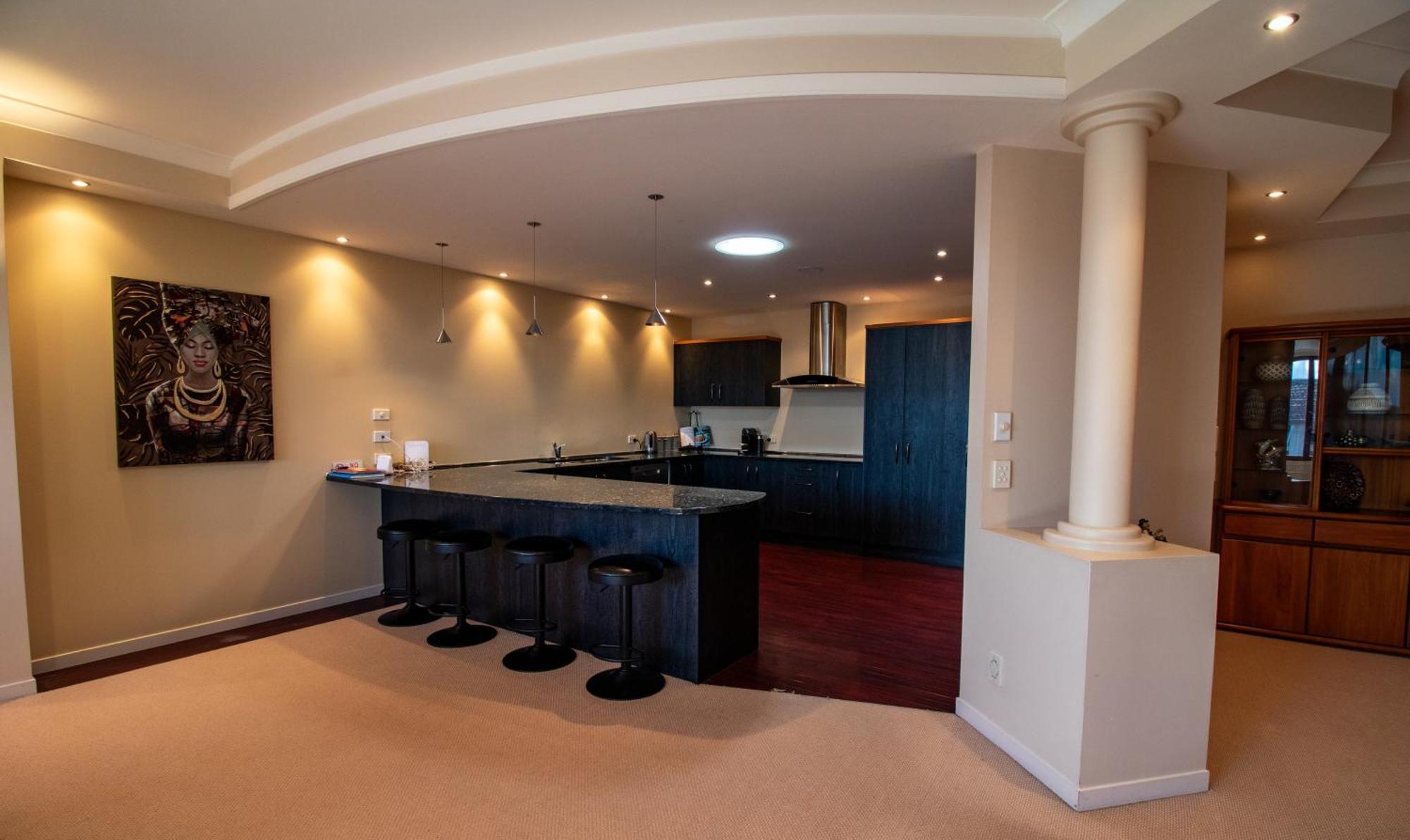 Large Luxury Apartment Located Right In Town Taupo Bagian luar foto