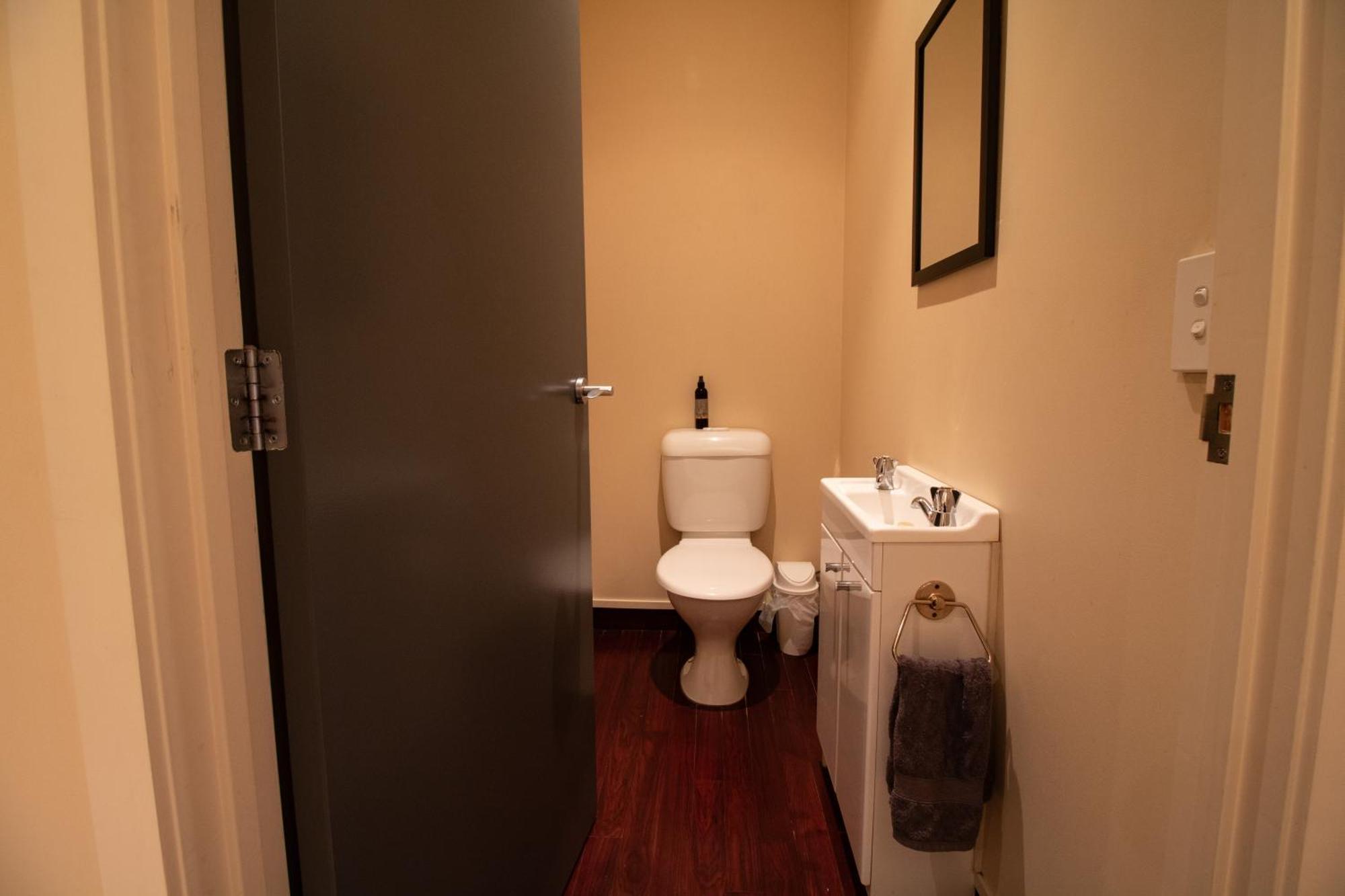 Large Luxury Apartment Located Right In Town Taupo Bagian luar foto