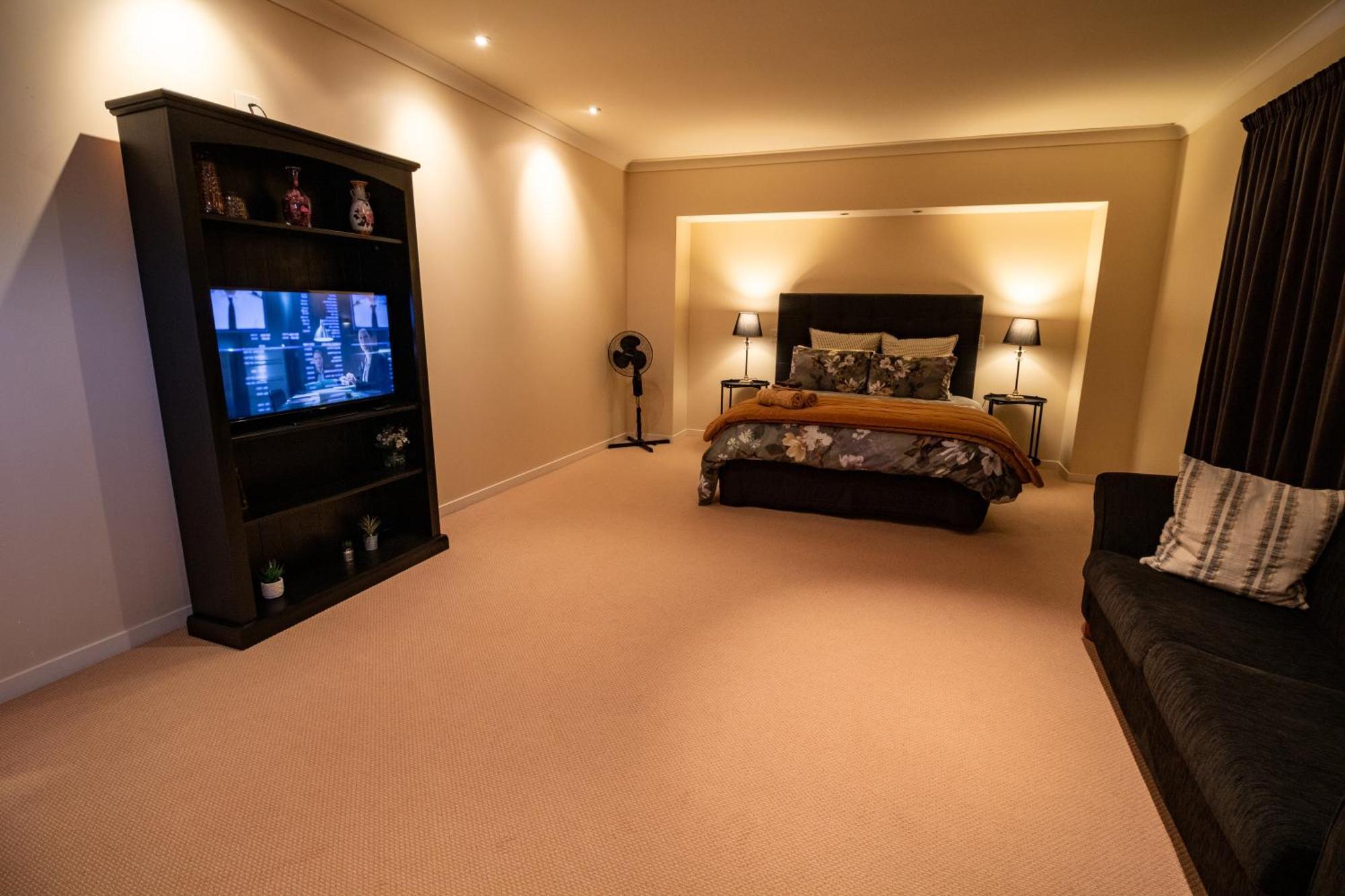 Large Luxury Apartment Located Right In Town Taupo Bagian luar foto