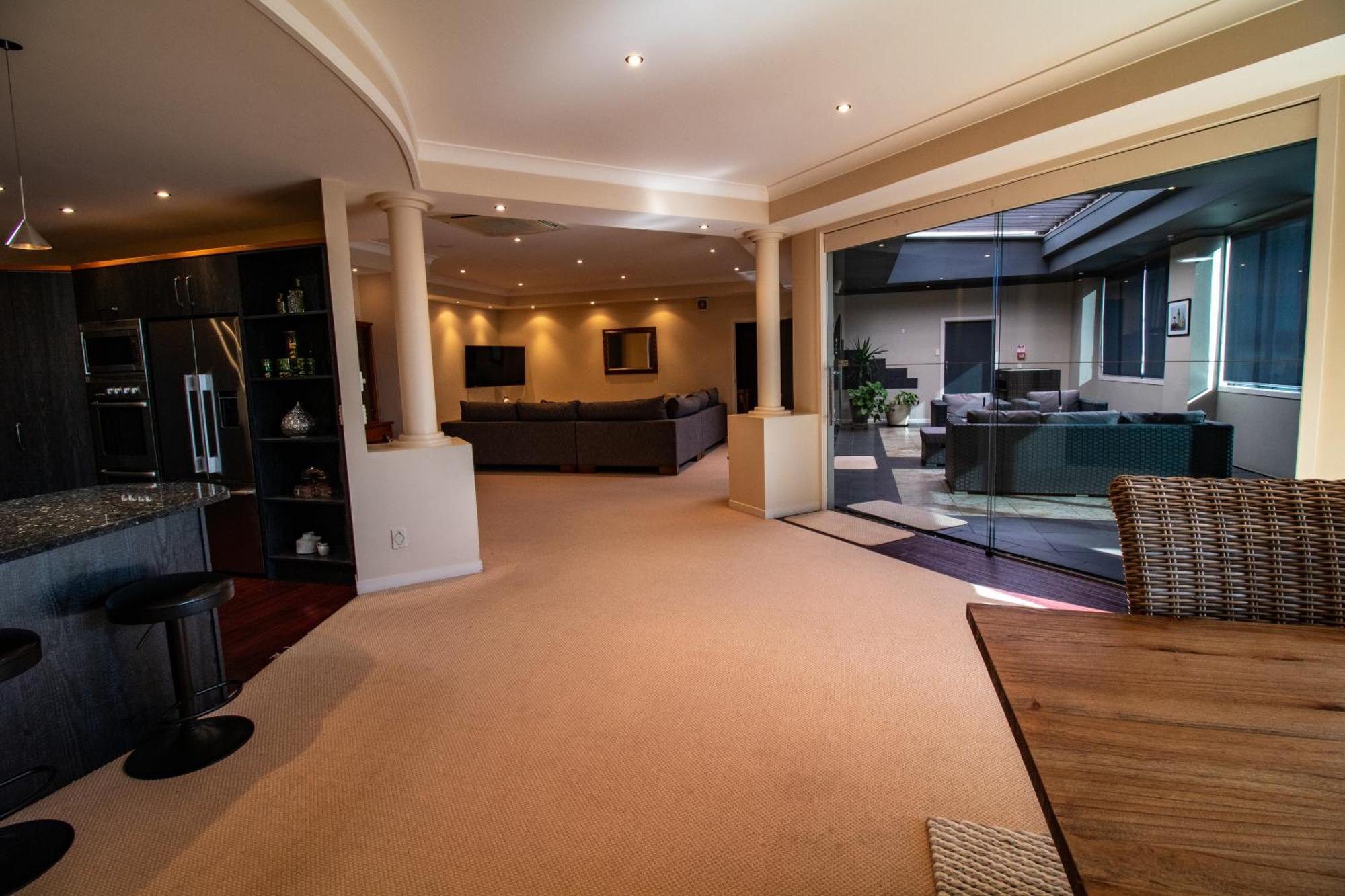 Large Luxury Apartment Located Right In Town Taupo Bagian luar foto