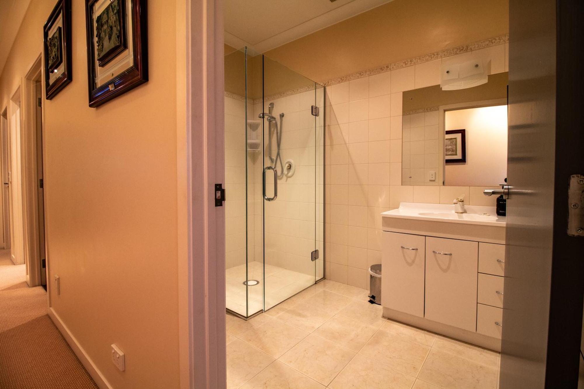 Large Luxury Apartment Located Right In Town Taupo Bagian luar foto