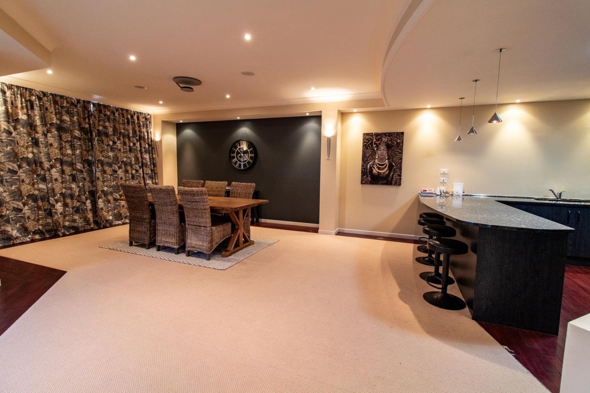 Large Luxury Apartment Located Right In Town Taupo Bagian luar foto