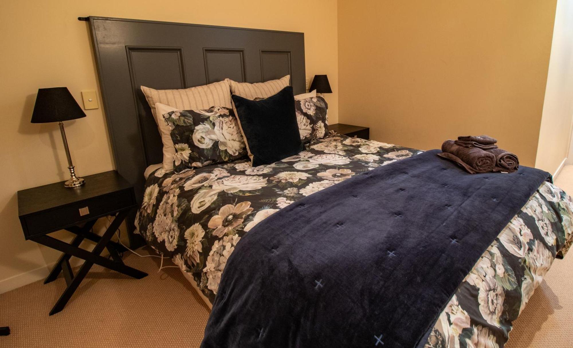Large Luxury Apartment Located Right In Town Taupo Bagian luar foto