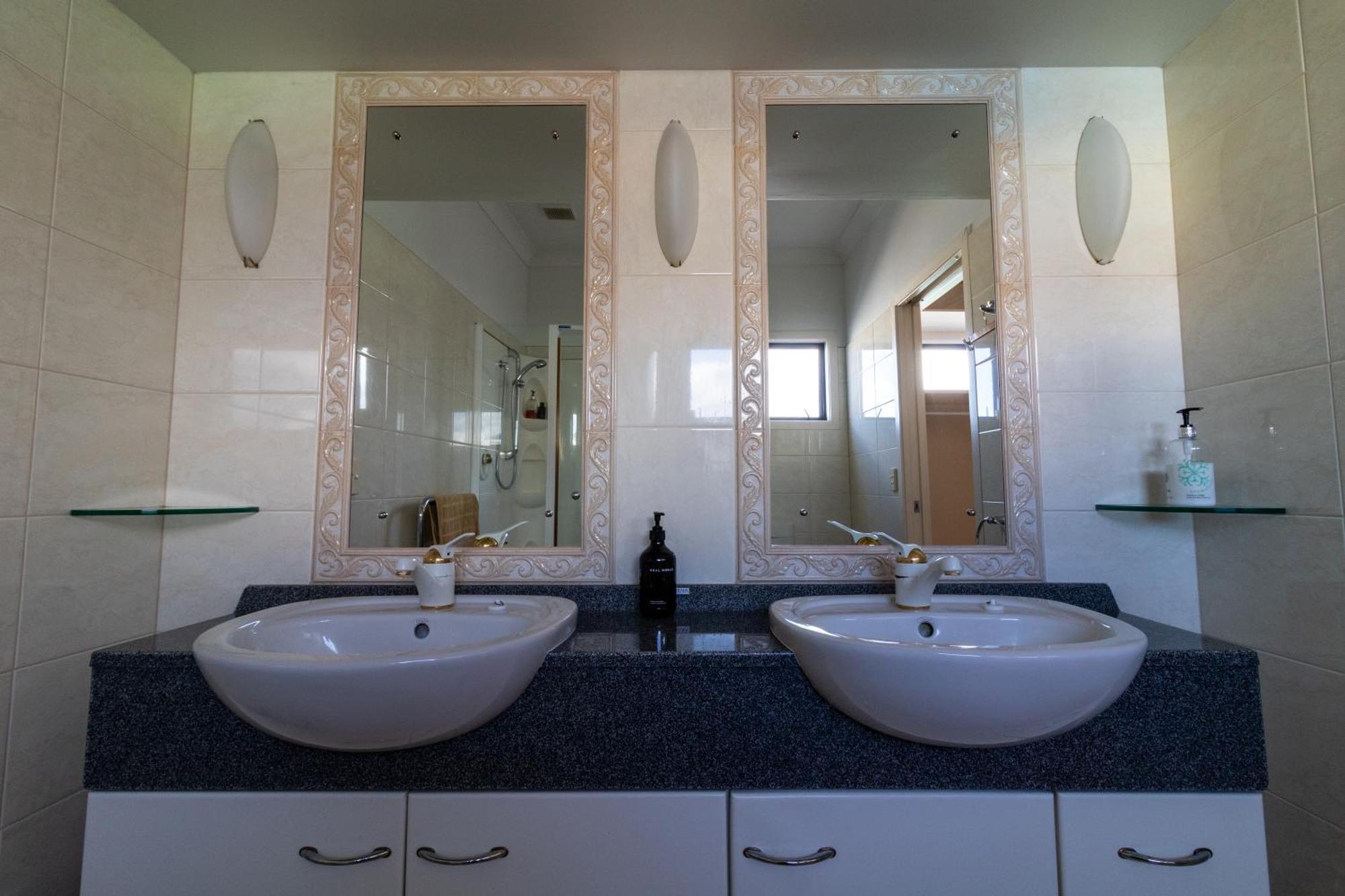 Large Luxury Apartment Located Right In Town Taupo Bagian luar foto