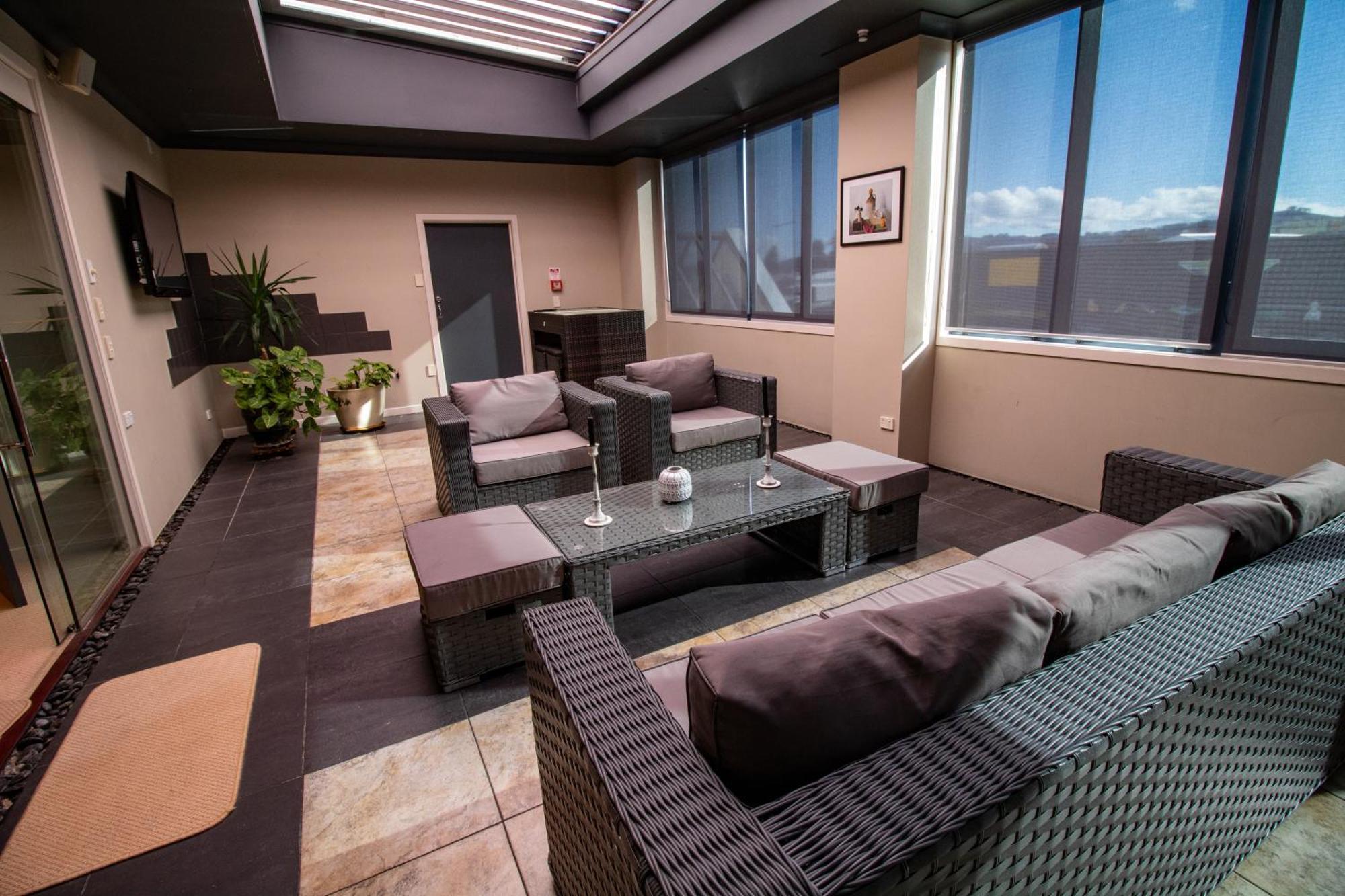 Large Luxury Apartment Located Right In Town Taupo Bagian luar foto