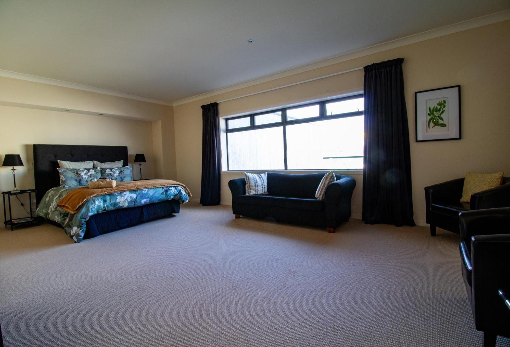 Large Luxury Apartment Located Right In Town Taupo Bagian luar foto