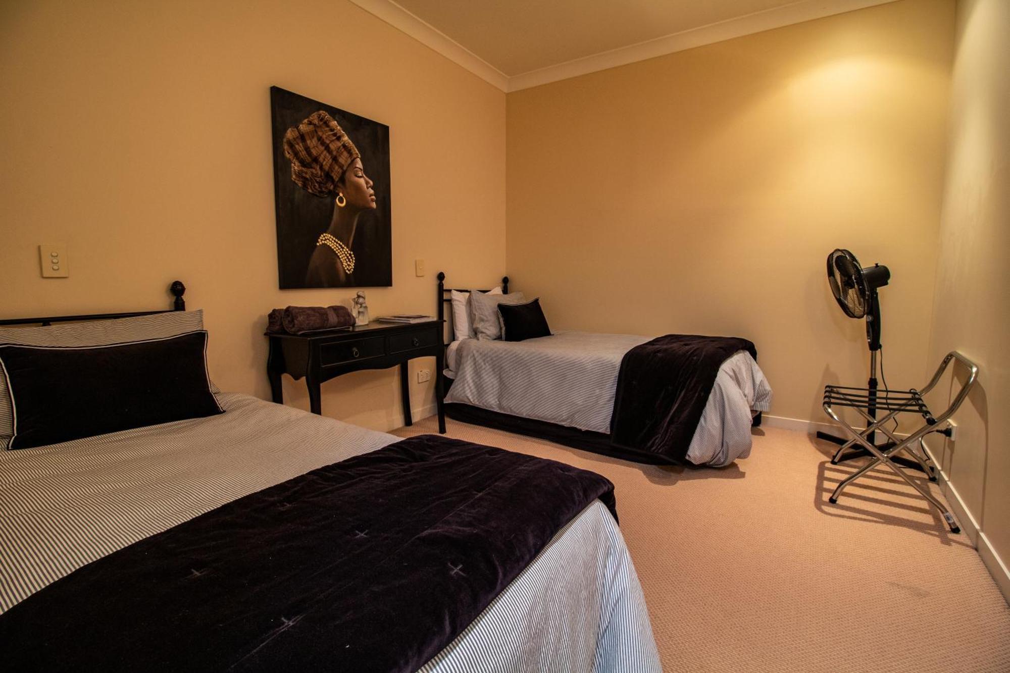 Large Luxury Apartment Located Right In Town Taupo Bagian luar foto