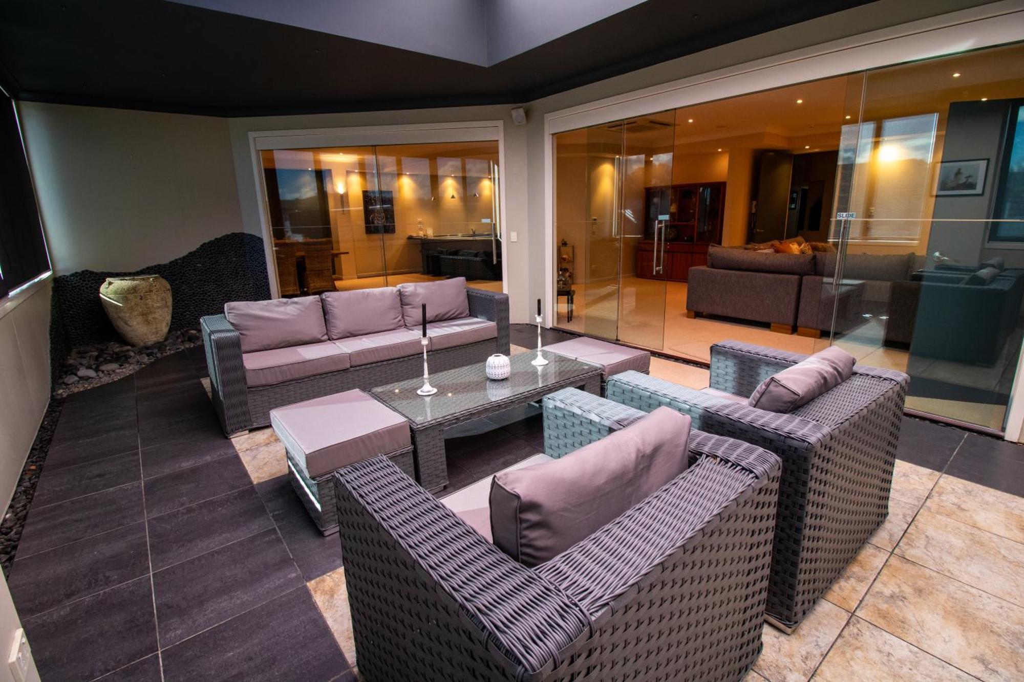 Large Luxury Apartment Located Right In Town Taupo Bagian luar foto