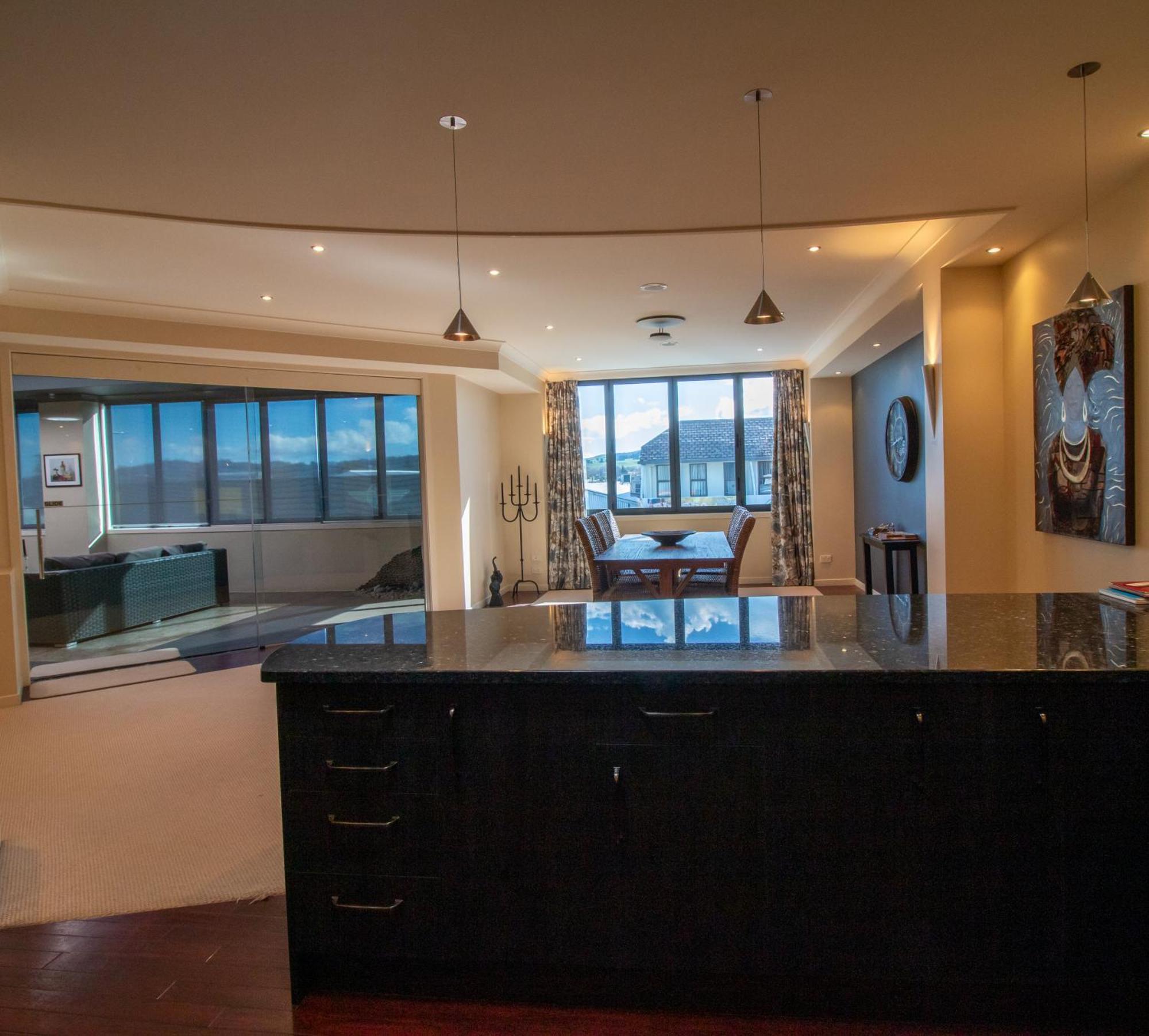 Large Luxury Apartment Located Right In Town Taupo Bagian luar foto
